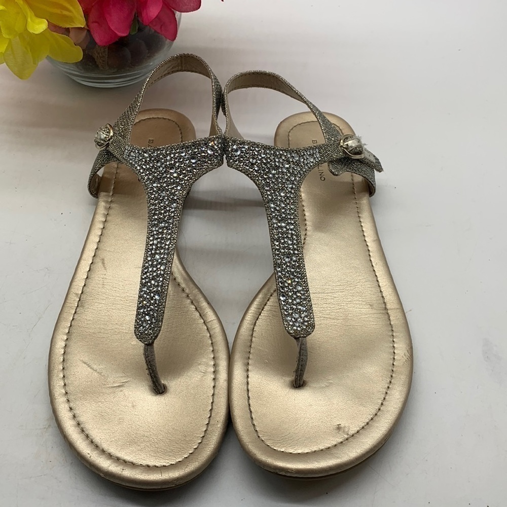 Bandolino gold silver sparkly thong sandal Sz 9.5. FFT0546B